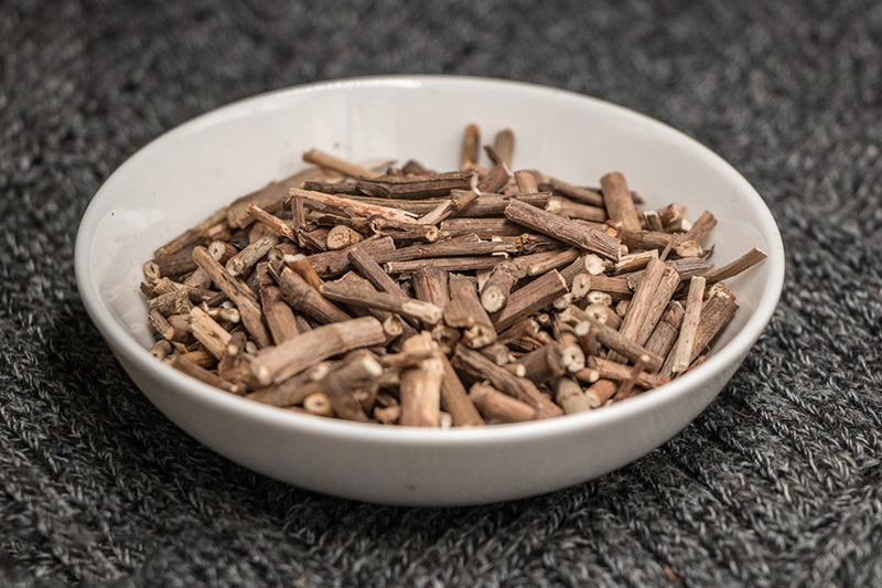 为《中国药典》收录的草药,药用部位为伞形科植物柴胡或狭叶柴胡的